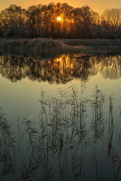 Solnedgång på sjön reflektion — Stockfoto
