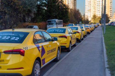 Moskova, Rusya - 08 Ekim 2021: Moskova 'da bir caddeye park edilmiş popüler Citymobil taksi servisi.