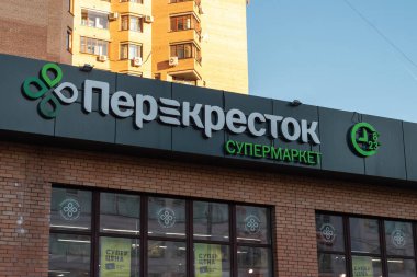 Moskova, Rusya - 08 Ekim 2021: Yerel yerleşim yerlerindeki popüler Perekrestok süpermarketinin dış görünümü. Rusça çeviri Pererestok süpermarketi anlamına gelir.