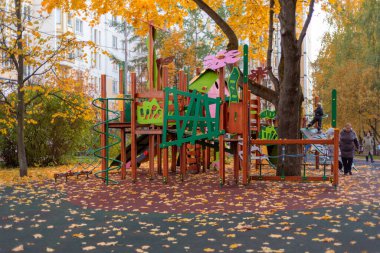 Moskova, Rusya - Ekim 09. 2021 yılı. Sonbaharda çocuklarla oyun oynayan anneler.