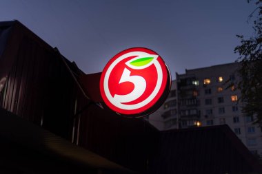 Moskova, Rusya - 08 Ekim 2021: Rusya 'nın en büyük perakendecisi Pyaterochka' nın logosu akşam saatlerinde konut binasına karşı.