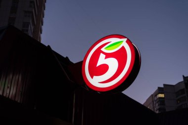 Moskova, Rusya - 08 Ekim 2021: Rusya 'nın en büyük perakendecisi Pyaterochka' nın logosu akşam saatlerinde konut binasına karşı.