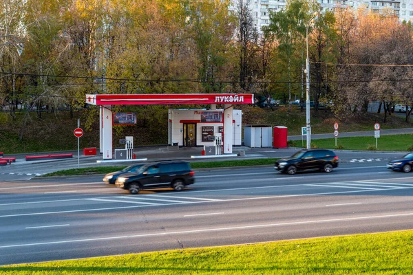 Moskau Russland Oktober 2021 Lukoil Tankstelle Einer Straße Moskau Russland — Stockfoto