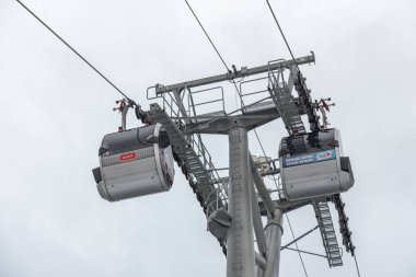Moskova, Rusya - 30 Ocak 2021: Vorobyovy Gory teleferiğinin Luzhniki istasyonu Moskova Nehri üzerinde ve yolcularla dolu kamaralar.