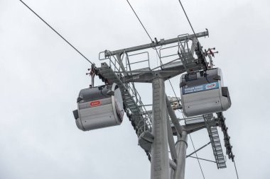Moskova, Rusya - 30 Ocak 2021: Vorobyovy Gory teleferiğinin Luzhniki istasyonu Moskova Nehri üzerinde ve yolcularla dolu kamaralar.
