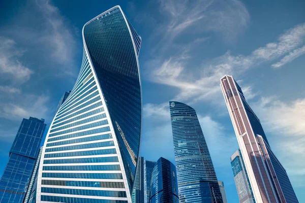 モスクワ ロシア 2021年2月2日 晴れた冬の日にモスクワ市 冬の光の青の色調でモスクワ市のビジネス地区 大都市での晴れた日 — ストック写真