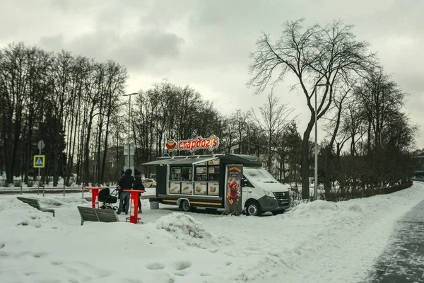 モスクワ ロシア 2021年1月30日 スタードッグ モスクワの通りに食料品トラック スタードッグ スタードッグ ホットドッグを販売するロシアの公共ケータリングネットワークです — ストック写真