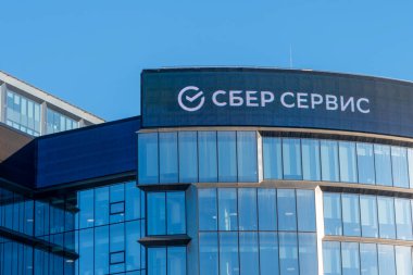 MOSCOW, RUSSIA - 02 Şubat 2021: Sberbank hizmetinin yeni bir logosu. Sberbank, Rusya Federasyonu 'nun en büyük bankasıdır. SBER Servis logosu Rusça çeviri ile ofis girişinin üzerinde