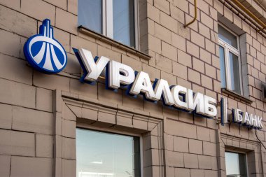 MOSCOW, RUSSIA - 02 Şubat 2021: Uralsib iç çekişi yerel ofis yakınlarında kuruldu. Rusya 'nın en büyük ticari bankalarından biri ve Uralsib Finansal Şirketi' nin temel varlıklarından biri..