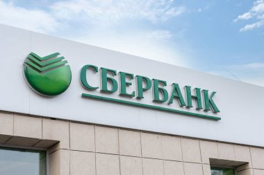 Moskova, Rusya - 12 Ekim 2021: Rusya 'nın en büyük devlet tasarruf bankası Sberbank' ın logosu binanın ön cephesinde.