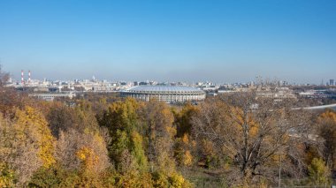Moskova, Rusya - 11 Ekim 2021: Sparrow Hills 'ten Luzhniki Stadyumu' nun panoramik manzarası güneşli sonbaharda şehir manzaralarının arka planı.