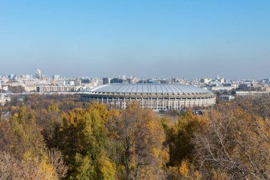 Moskova, Rusya - 11 Ekim 2021: Sparrow Hills 'ten Luzhniki Stadyumu' nun panoramik manzarası güneşli sonbaharda şehir manzaralarının arka planı.