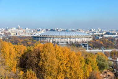 Moskova, Rusya - 11 Ekim 2021: Sparrow Hills 'ten Luzhniki Stadyumu' nun panoramik manzarası güneşli sonbaharda şehir manzaralarının arka planı.