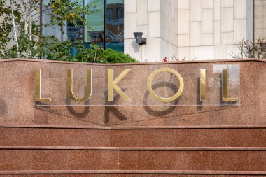 Moskova, Rusya - 20 Ekim 2021: Lukoil büro yakınlarında imzalandı. Lukoil Şirketi, Avrupa 'nın çoğunda mevcut olan ana Rus petrol ve doğalgaz üreticisi.