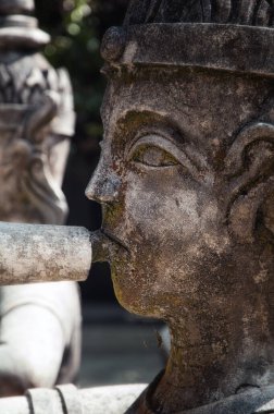 Gizli Budizm Sihirli Bahçesi 'ndeki antik taş heykeller, Koh Samui, Tayland. Rahatlama ve meditasyon için bir yer..