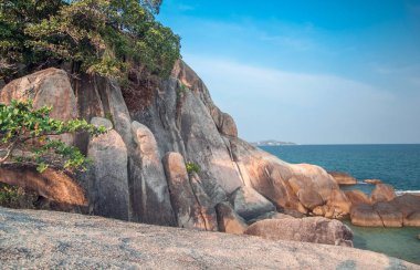 Tayland, Koh Samui 'deki Hin Ta ve Hin Yai Kayalıkları' nda (büyükanne ve büyükbaba) mavi gökyüzü ile güzel kaya ve deniz.