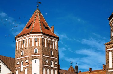 Mir, Belarus. Mir Kalesi Kompleksinin Manzarası. Feodalizm Mimari Topluluğu, Antik Kültür Anıtı, Unesco Mirası. Ünlü Landmark Yazın güneşli bir günde Mavi Gök altında Bulutlarla