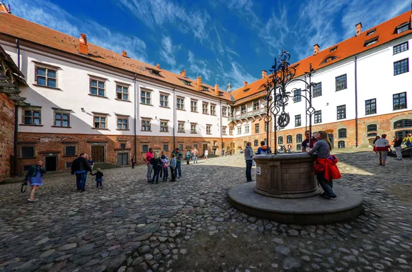 Mir Belarus Juni 2014 Unbekannte Gehen Der Nähe Der Burg — Stockfoto