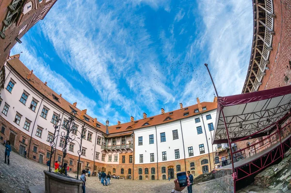 Mir Belarus Juin Des Personnes Non Identifiées Marchent Près Château — Photo