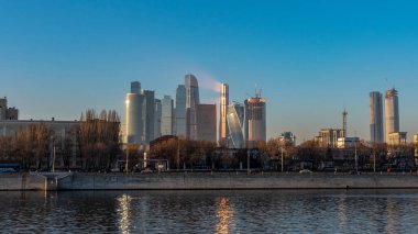 MOSCOW, Rusya - 01 Kasım 2021: güneşli sonbahar gününde Moskova şehri. Moskova şehrinin gökdelenleri hakkında ilginç bir yansıma. Büyük bir şehirde güneşli bir gün..
