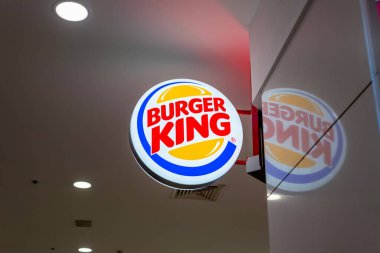 Moskova, Rusya - 3 Ekim 2021 Burger King Logosu ve Yemek Salonuna İmza ya da İmza. Burger King, Amerikan Fast Food Restoran Zinciri..