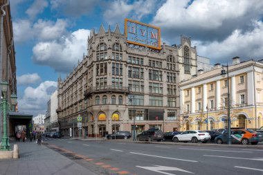 MOSCOW - 20 Ekim 2021 'de Moskova' da Petrovka Caddesi 'ndeki TSUM binası. TSUM Moskova 'nın merkezinde lüks bir alışveriş merkezidir..