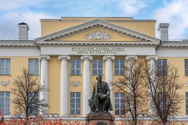 Rusya, Moskova -21 Ekim 2021: Moskova şehir merkezindeki Mikhail Lomonosov Devlet Üniversitesi binası. Önünde Mikhail Lomonosov 'un heykeli var..