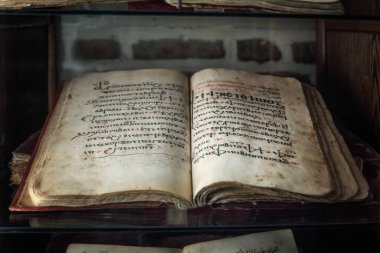 Abu Serga kilisesinin içindeki kutsal kitaplar. Ebu Serga olarak da bilinen Azizler Sergius ve Baküs Kilisesi, Mısır 'ın en eski Coptic Cairo kiliselerinden biridir.