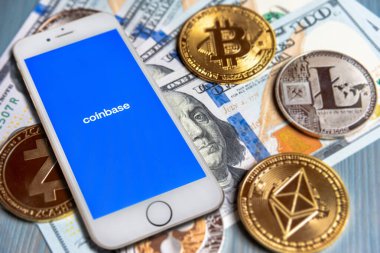 Mobil telefon ekranda, tahta arka planda ve Amerikan dolarında para ve para birimi Bitcoin 'i sembolize ediyor. Engelleme zinciri ve dijital para stokları kavramı