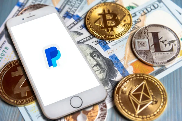 Cep telefonu ekranda sembolik Paypal ve dijital para var. Bitcoin para, ahşap arka planda, Amerikan doları ile birlikte. Engelleme zinciri ve dijital para stokları kavramı