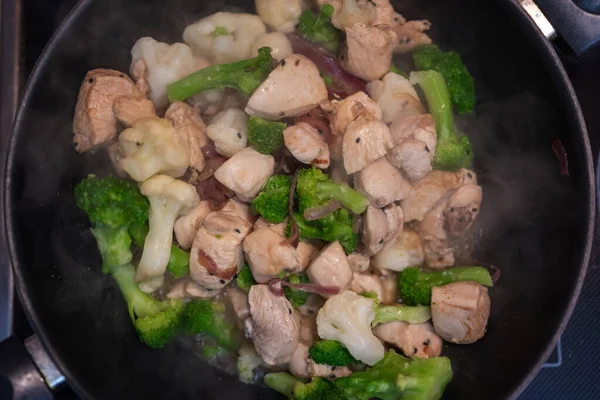 Friggere Broccoli Una Padella Con Fette Pollo Tacchino Cipolla Carne — Foto Stock