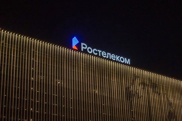 Moscú Rusia Noviembre 2021 Gran Logotipo Cartelera Empresa Rostelecom Techo — Foto de Stock