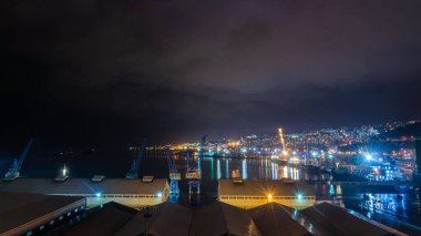 Trabzon, Türkiye - 9 Ekim 2018: Trabzon limanı, o akşam tankerler ve turnalar