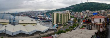 Trabzon, Türkiye - 9 Ekim 2018: Trabzon limanı, o akşam tankerler ve turnalar