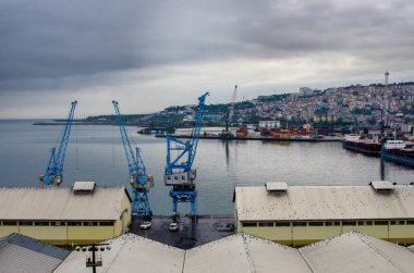 Trabzon, Türkiye - 9 Ekim 2018: Trabzon limanı, o akşam tankerler ve turnalar