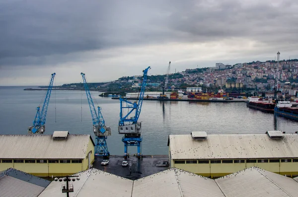 Trabzon Τουρκία Οκτωβρίου 2018 Λιμάνι Trabzon Δεξαμενόπλοια Και Γερανοί Βράδυ — Φωτογραφία Αρχείου