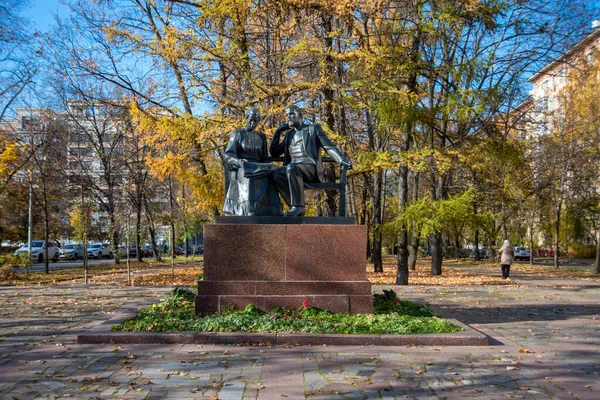 モスクワ ロシア 2021年10月11日 有名なロシアの革命的なウラジーミル レーニンと彼の妻Nadejda Krupskayaへの記念碑 — ストック写真