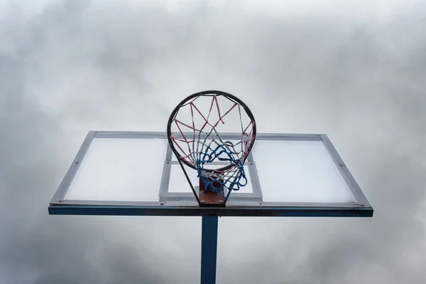 Spodní Pohled Basketbalový Koš Oblačnou Oblohu Koncept Sportu Zdravého Životního — Stock fotografie