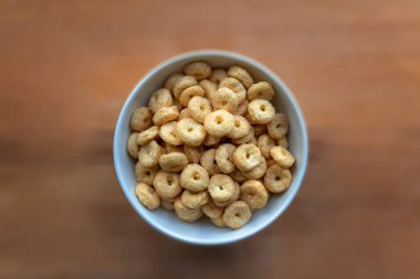 Kahvaltı gevreği ahşap arka planda izole, üst manzara