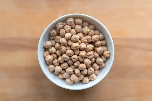 Garbanzos Tazón Pequeño Cerámica Blanca Aislado Sobre Fondo Blanco —  Fotos de Stock