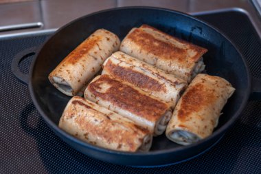 Lezzetli doldurulmuş krep ve yakın plan et. İnce krep ve doğranmış tavuk. Rus Doldurulmuş Etli Krep. Yemek fotoğrafçılığı.