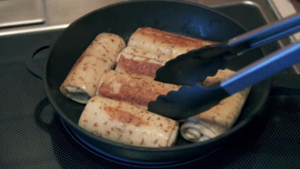 美味的 卷起的 开胃的煎饼在平底锅里与食用油一起煎 烹调自制的食物 后续行动 — 图库视频影像