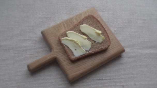 샌드위치에 양파와 버터를 가까이 샌드위치에 잘게썬 양파를 조각을 샌드위치에 넣는다 — 비디오