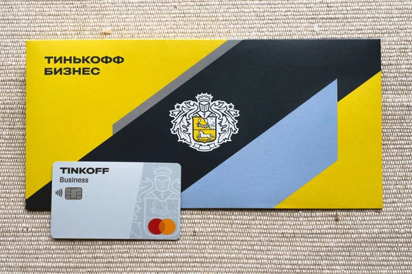 Tarjeta Visita Tinkoff Bank Sobre Amarillo Corporativo Traducción Texto Del — Foto de Stock