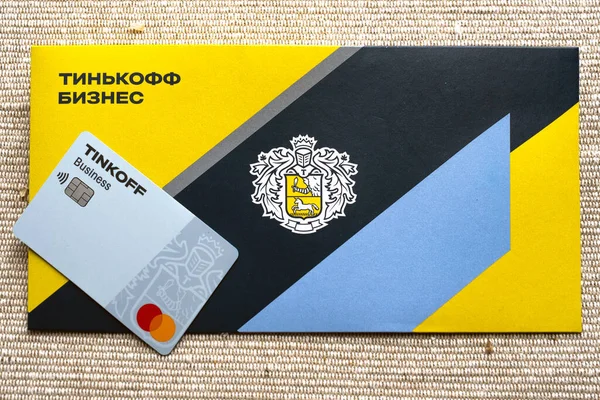 Tinkoff Bank Visitenkarte Und Gelber Umschlag Textübersetzung Aus Dem Russischen — Stockfoto