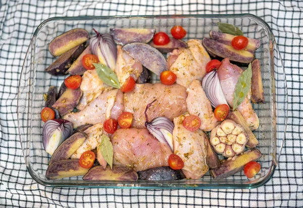 Koken Kip Groente Stoofpot Rauwe Gehakte Kip Knoflook Tomaten Paarse Rechtenvrije Stockfoto's