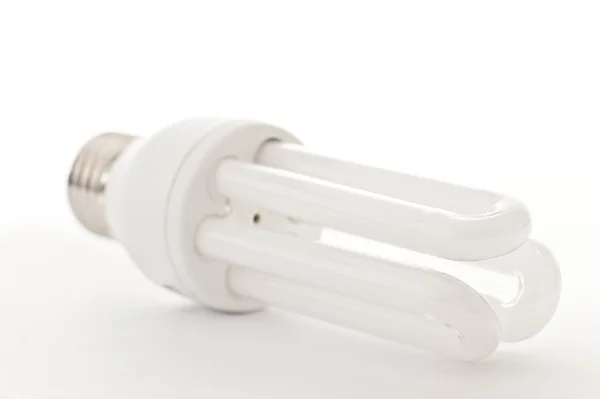Energisparande lampa på vit bakgrund. — Stockfoto