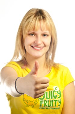 Baş parmakları havada gülümseyen genç kız.