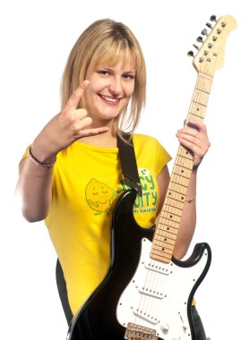 bir elektro gitar ile genç gülümseyen kız