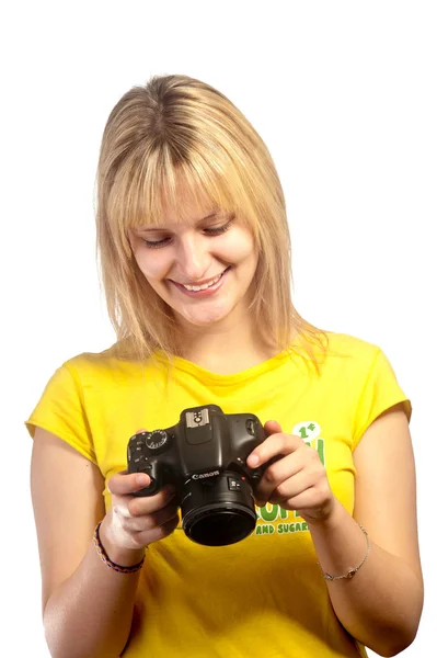 Ung leende flicka med en dslr-kamera — Stockfoto